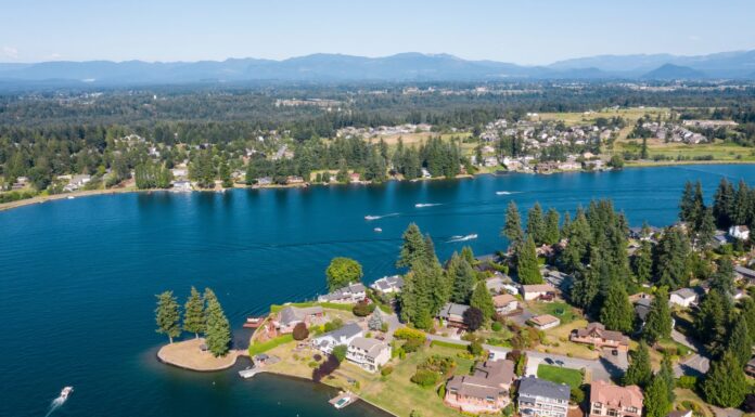 Stati Uniti d'America, nello Stato di Washington, Lago Tapps.  Case sul lungomare e barca nel lago.