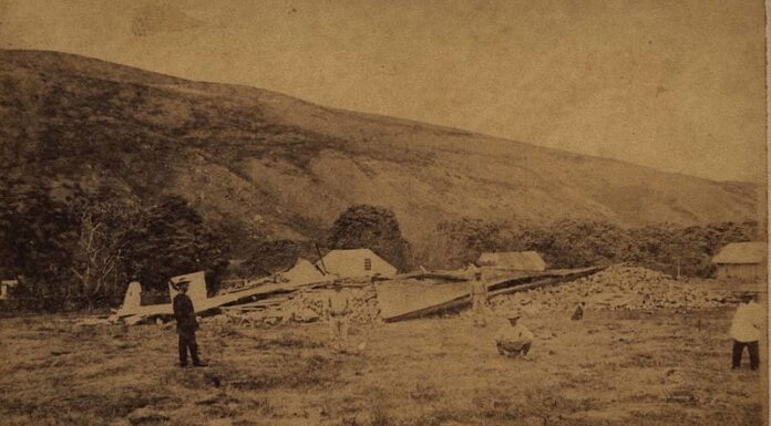 Fotografia in tonalità seppia della chiesa Waiohinu distrutta dal terremoto del 1868 alle Hawaii