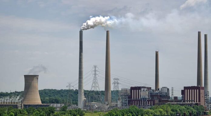Una centrale a carbone sul fiume Ohio vicino a Cincinnati Ohio USA