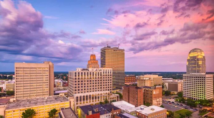 Orizzonte di Winston-Salem, Carolina del Nord, Stati Uniti d'America al crepuscolo.