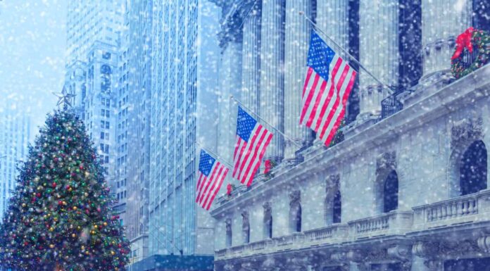 Famosa Wall Street a New York City, periodo natalizio e decorazioni, neve invernale, New York, Stati Uniti