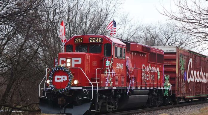 Un treno decorato per le vacanze a Pingree Grove, IL