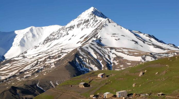 Villaggio di Kurush (il punto più meridionale della Russia e l'insediamento montano più alto d'Europa, 2560 m) e il monte Bazarduzu (4.467 m, la vetta più alta dell'Azerbaigian).  Daghestan, Caucaso settentrionale, Russia.