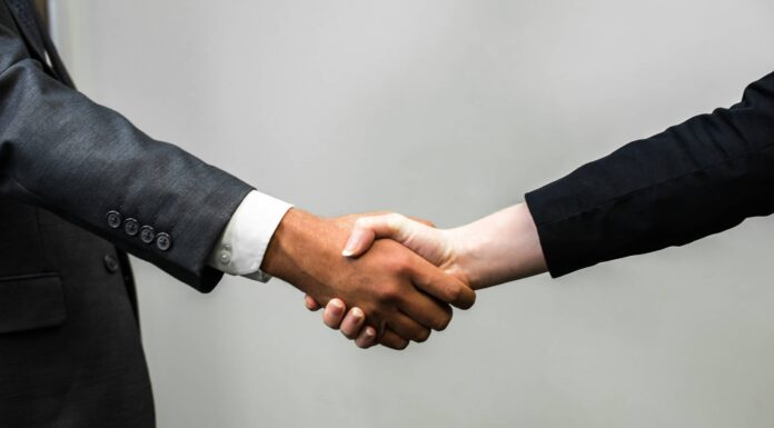 Quando due persone raggiungono un accordo su un argomento specifico, si stringono la mano.  Per quanto riguarda il tema del reclutamento, quando si ha deciso chi si vuole reclutare, si può stringergli la mano.