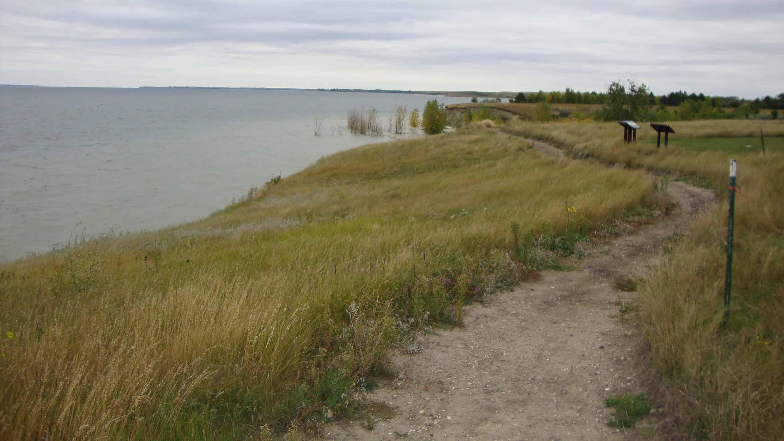 Litorale del lago Sakakawea al Fort Stevenson State Park, North Dakota