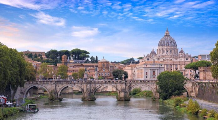 Fiume Tevere a Roma, Italia: vista del ponte Ponte Sant'Angelo;  sullo sfondo la Basilica di San Pietro.