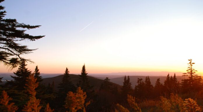 Tramonto autunnale dalla vetta del Monte Greylock, la montagna più alta del Massachusetts, USA