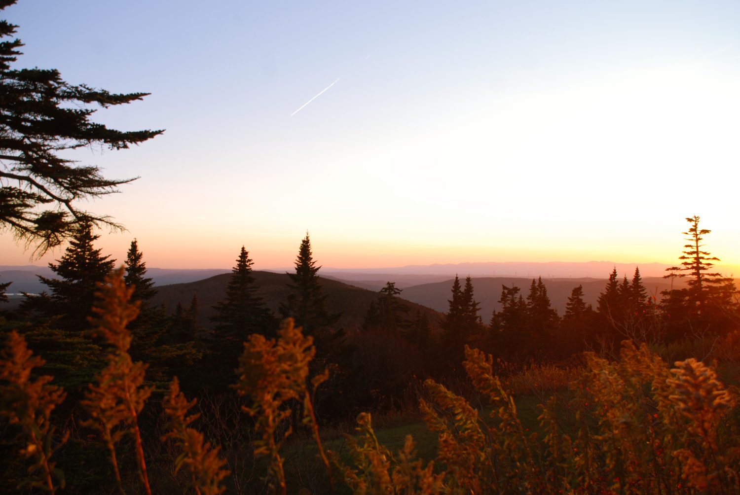Tramonto autunnale dalla vetta del Monte Greylock, la montagna più alta del Massachusetts, USA