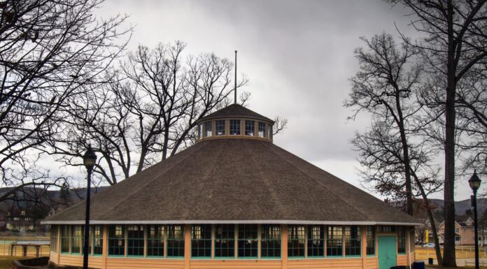 Giostra al Recreation Park di Binghamton, New York, in una mattinata invernale nuvolosa