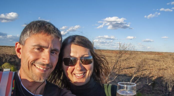 Selfie di una felice coppia caucasica in vacanza rilassandosi a cena nell'entroterra australiano.