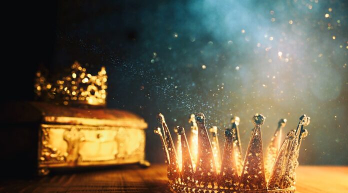 immagine bassa della bellissima regina o corona del re e scrigno del tesoro d'oro.  filtrato d'epoca.  periodo medievale fantasy