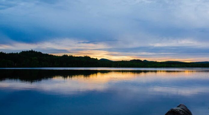 Una roccia solitaria si trova nel lago Allagash lungo i corsi d'acqua Allagash Wilderness nel Maine, negli Stati Uniti