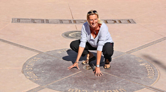 Una donna che tocca il suolo di quattro stati contemporaneamente, Four Corners Monument