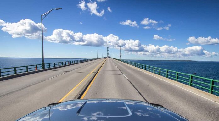 Guidando attraverso il ponte Mackinaw nel Michigan