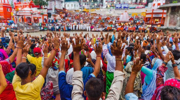 Migliaia di pellegrini indù/persone nella città santa di Haridwar in Uttarakhand, India durante la cerimonia della luce serale chiamata Ganga arthi per adorare il fiume Ganga/Gange.  Cultura, tradizione, cerimonia