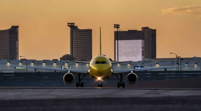 L'aereo giallo si sta preparando per il decollo all'aeroporto Harry Reid di Las Vegas