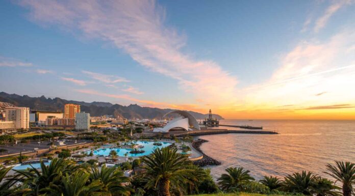 Vista sul paesaggio urbano di Santa Cruz con parco, oceano e montagne sullo sfondo all'alba, Isole Canarie, Spagna