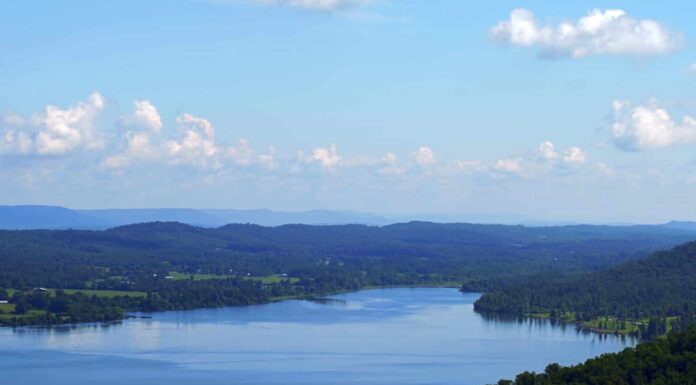 Vista panoramica elevata del Lake Guntersville State Park con cieli azzurri e soffici nuvole