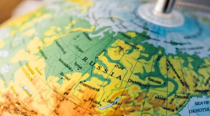 Russia nella mappa del mondo, mappa colorata della Russia sul globo