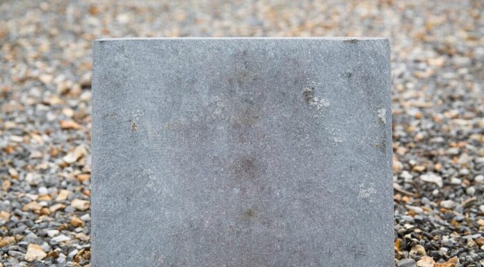 concetto di tomba e sepoltura - primo piano della vecchia lapide del cimitero o della lastra di pietra commemorativa