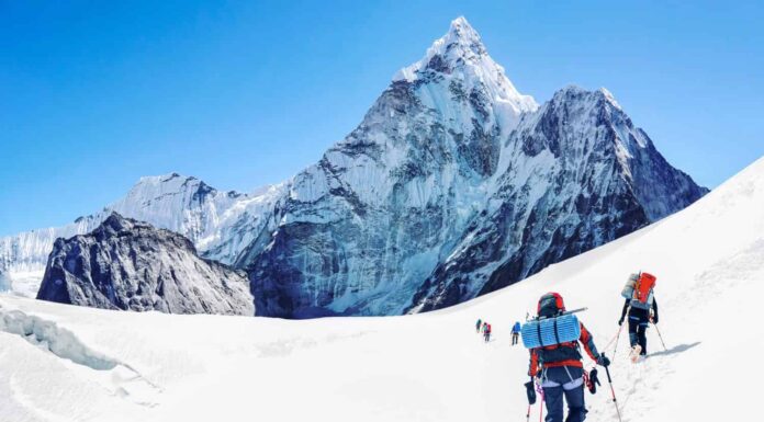 Gruppo di alpinisti che raggiungono la vetta dell'Everest in Nepal.
