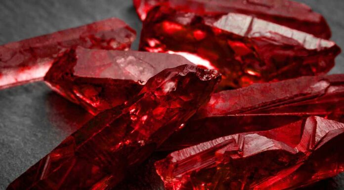 Primo piano di un mazzo di cristalli rubini rossi grezzi non tagliati