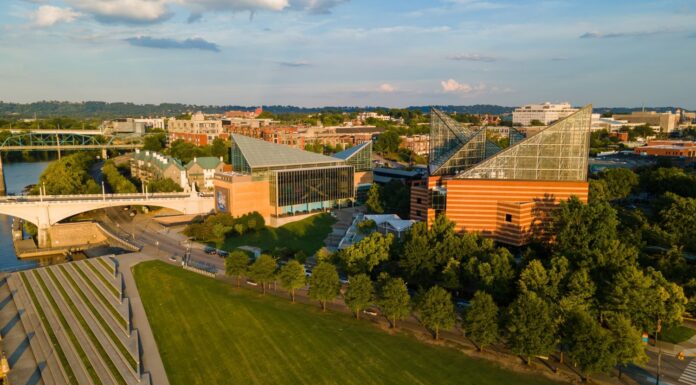 Catturato dall'alto, il Tennessee Aquarium di Chattanooga si distingue per il suo design moderno, circondato da rigogliosi giardini e dallo scorrere del fiume Tennessee.