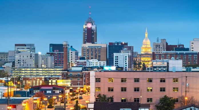 Lansing, Michigan, Stati Uniti d'America skyline del centro città al crepuscolo.