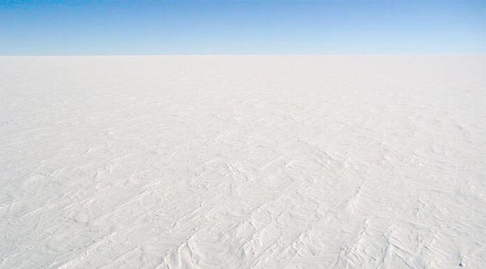 Le calotte glaciali sono ghiaccio glaciale che copre più di 20 mila miglia quadrate.