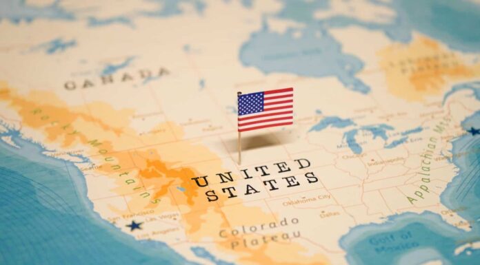 La bandiera degli Stati Uniti sulla mappa del mondo.