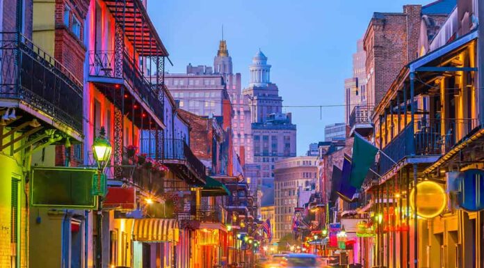 Pub e bar con luci al neon nel quartiere francese di New Orleans USA