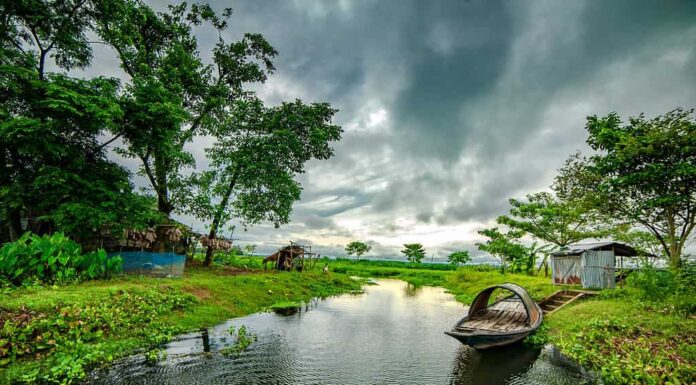 Barche di campagna in una giornata nuvolosa in Bangladesh