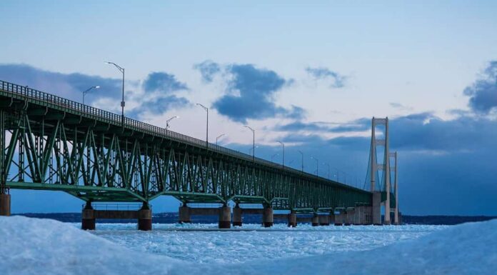 Ponte Mackinac, sul lago ghiacciato Huron vicino all'isola di Mackinac.