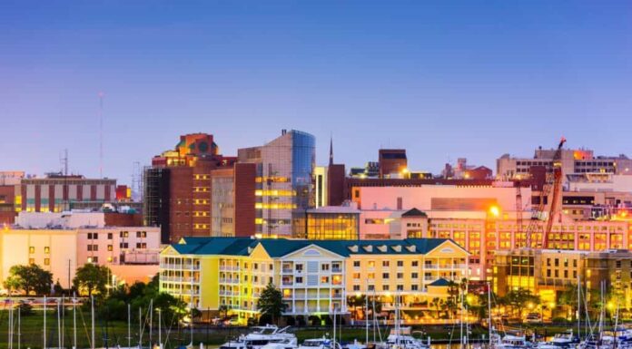 Charleston, Carolina del Sud, Stati Uniti d'America skyline sul fiume Ashley.