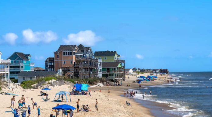 Rodanthe North Carolina - 17 luglio 2022: Vista delle persone e delle case vacanza sulla spiaggia viste dal molo Rodanthe nelle Outer Banks