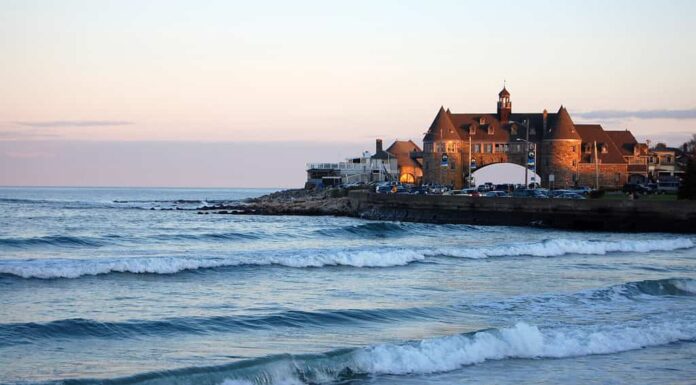 Spiaggia di Narragansett, Rhode Island.  Edificio storico della torre in lontananza.