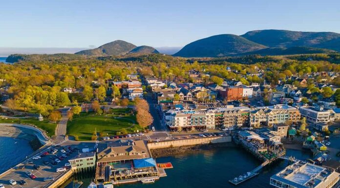 Vista aerea del centro storico di Bar Harbor al tramonto, con la Cadillac Mountain nel Parco Nazionale di Acadia sullo sfondo, Bar Harbor, Maine ME, USA.