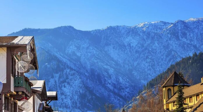 Montagne invernali Neve Edifici tedeschi Foglie d'acero arancio Leavenworth Washington