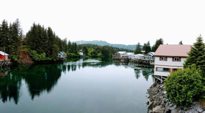Case serene sull'oceano Seldovia dell'Alaska