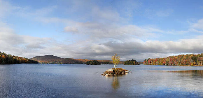 Una piccola isola nel lago Tupper, vista panoramica durante l'autunno nelle montagne Adirondack, New York