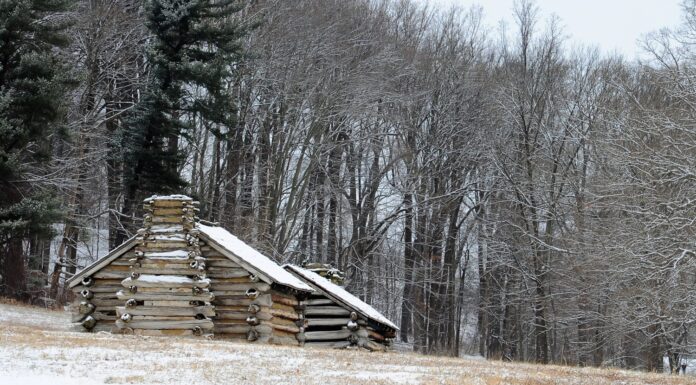 Chesterbrook, PA/USA-01/13/2019: Edificio bianco in inverno nevoso del parco nazionale Valley Forge con alberi di fronte