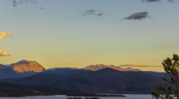 Bellissimo tramonto autunnale sul lago Granby
