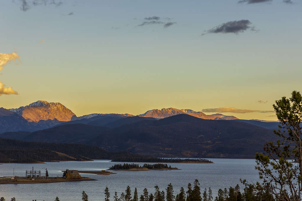 Bellissimo tramonto autunnale sul lago Granby