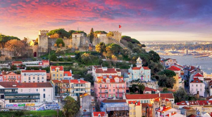 Orizzonte di Lisbona, Portogallo con il Castello di Sao Jorge
