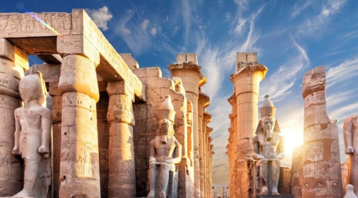 Colonne e statue dell'ingresso principale del tempio di Luxor, primo pilone, Egitto