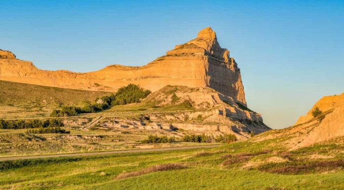 Scotts Bluff National Monument nel Nebraska, scenario primaverile alla luce del tramonto