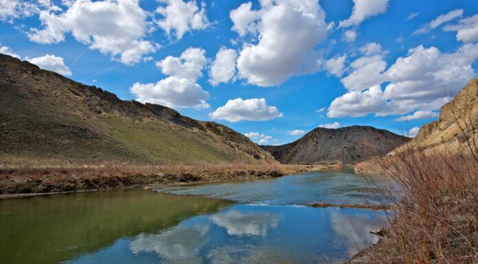 Il California Trail doveva attraversare il fiume Humboldt in diversi punti, incluso qui al primo attraversamento del Carlin Canyon in Nevada.