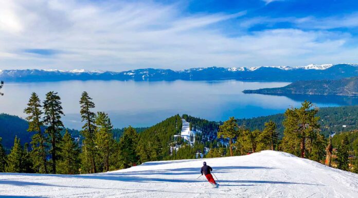 Sci alpino sopra il lago Tahoe al confine con la California, Nevada, USA