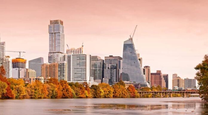 Panorama autunnale del centro di Austin e delle rive del lago Lady Bird da Lou Neff Point - Zilker Park Austin