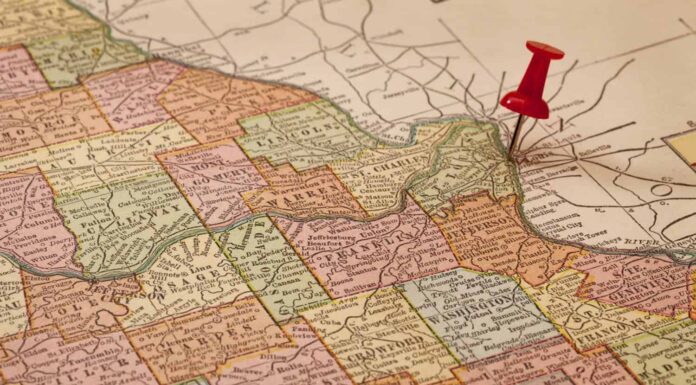 Fiumi Mississippi e Missouri su mappa vintage degli anni '20 (stampata nel 1926 - copyright scaduto) con una puntina rossa su St Louis, fuoco selettivo